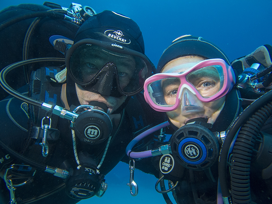The Scuba Tech Team survives the coronavirus. Pete and Shelley underwater on scuba